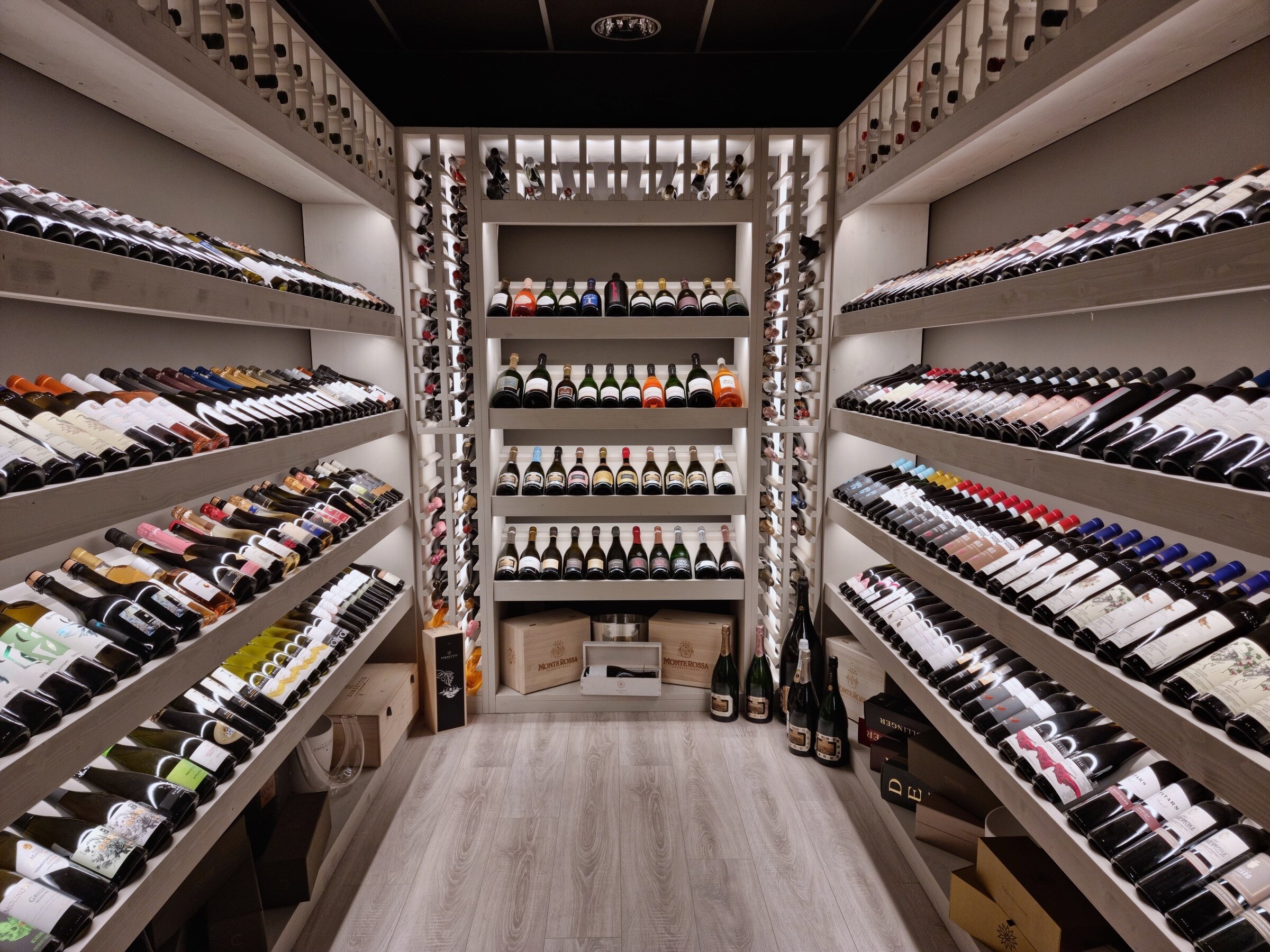 La cantina vini di MineralBirra a Parma