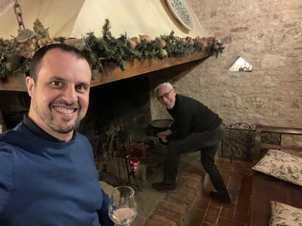 Il brindisi accanto al camino della tenuta