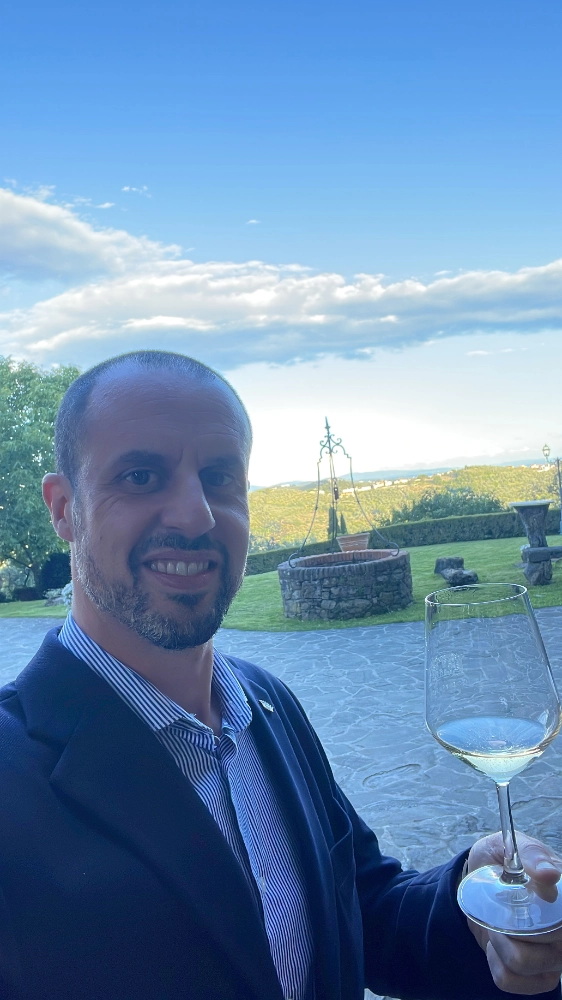 Un calice di bianco sulla terrazza, con le colline di Carmignano alle spalle