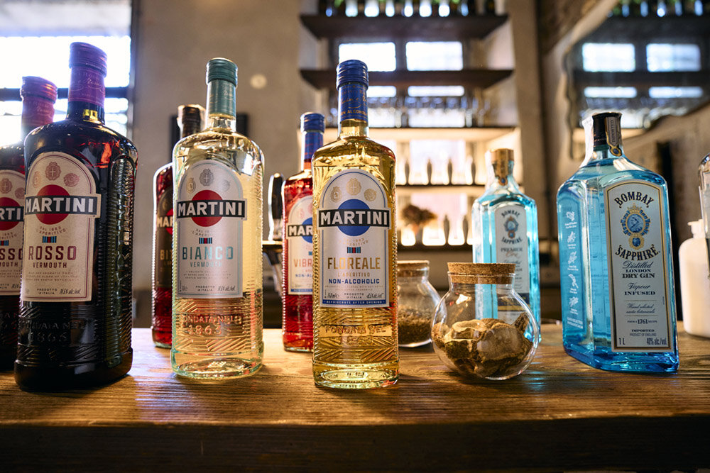 Aperitivi e distillati sul bancone di un locale