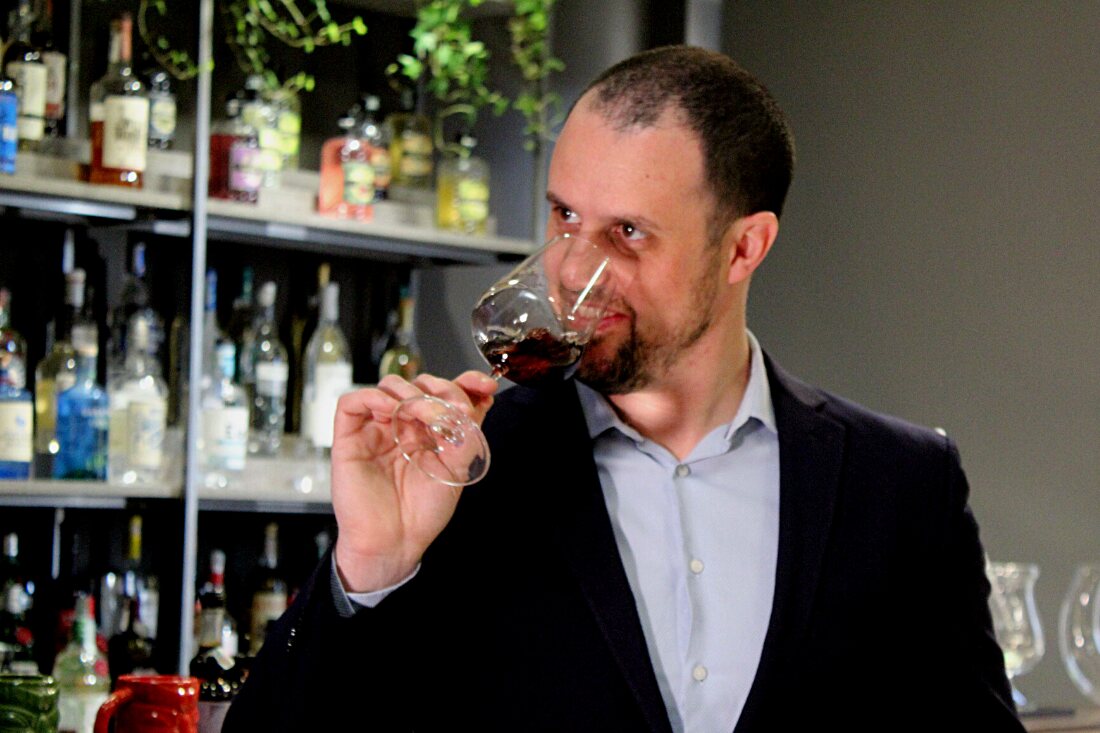 Il docente del corso Esperto in Vini degusta un rosso al calice