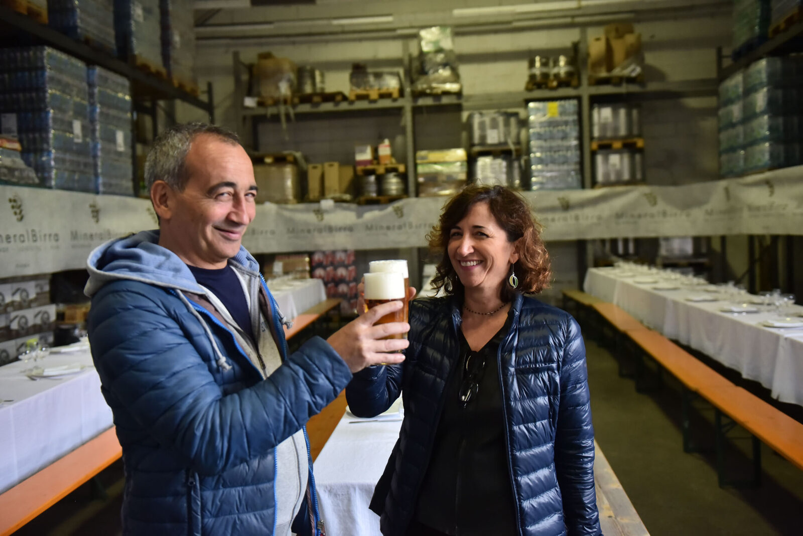 Il magazzino MineralBirra a Parma, con scaffali di casse e fusti