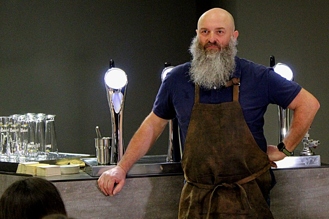 Il docente del corso Beer Sommelier alle spine della scuola