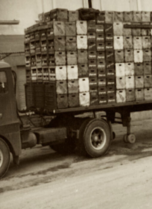 Un camion carico di casse di bevande, dall'archivio storico MineralBirra